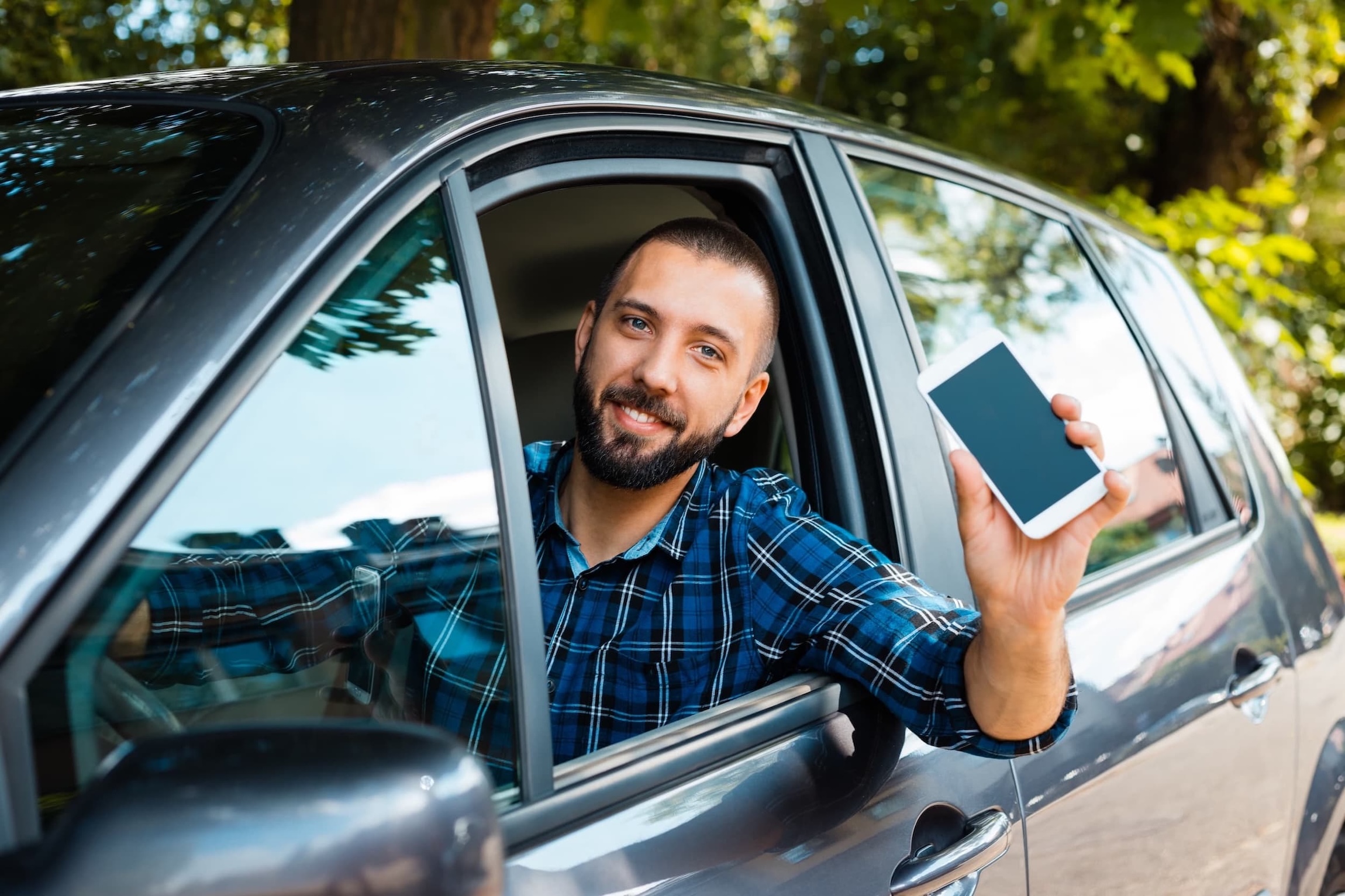 Illustration comparing Uber drivers’ legal status
